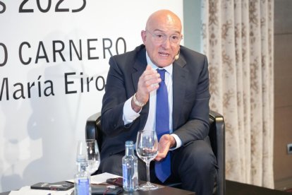 JUAN MIGUEL LOSTAU. 17/04/2023. VALLADOLID. COMUNIDAD DE CASTILLA Y LEÓN. CLUB DE PRENSA EL MUNDO. CONVERSACIONES POLÍTICAS CON JESÚS JULIO CARNERO. LE PRESENTA JOSÉ MARÍA EIROS.