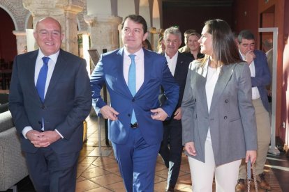 El candidato del Partido Popular a la Alcaldía de Valladolid, Jesús Julio Carnero, Alfonso Fernando Fernández Mañueco, presidente de la Junta de Castilla y León y Adriana Ulibarri Fernández (Consejera- Delegada Edigrup). Club de Prensa El Mundo. Conversaciones políticas con Jesús Julio Carnero. - JUAN MIGUEL LOSTAU
