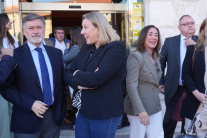Francisco Javier Vázquez Requero (Mesa Cortes, Vicepresidente Primero de las Cortes CyL), Isabel Blanco Llamas (JCYL-Consejería de Familia e Igualdad de Oportunidades), María González Corral (JCYL-Consejería de Movilidad y Transformación Digital). Club de Prensa El Mundo. Conversaciones políticas con Jesús Julio Carnero. - JUAN MIGUEL LOSTAU