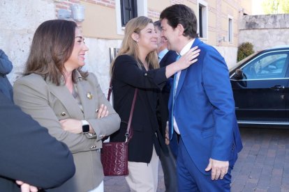 Alfonso Fernando Fernández Mañueco, presidente de la Junta de Castilla y León llegando al Club de Prensa El Mundo, con María González Corral (JCYL-Consejería de Movilidad y Transformación Digital) y Raquel Alonso Hernández (JCYL-Delegada Territorial de Valladolid). Conversaciones políticas con Jesús Julio Carnero. - JUAN MIGUEL LOSTAU
