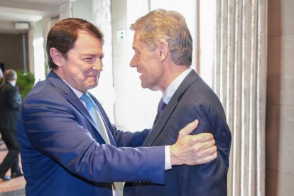 Alfonso Fernando Fernández Mañueco, presidente de la Junta de Castilla y León y  José María Eiros (Director Centro Nacional de la Gripe). Club de Prensa El Mundo. Conversaciones políticas con Jesús Julio Carnero. - JUAN MIGUEL LOSTAU