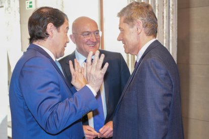 Alfonso Fernando Fernández Mañueco, presidente de la Junta de Castilla y León, el candidato del Partido Popular a la Alcaldía de Valladolid, Jesús Julio Carnero y José María Eiros (Director Centro Nacional de la Gripe). Club de Prensa El Mundo. Conversaciones políticas con Jesús Julio Carnero. - JUAN MIGUEL LOSTAU