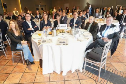 Marisa Vázquez (Directora de Informativos, RTVCYL), Francisco Javier González Vega (Diputado Juventud y Deportes, Diputación de Valladolid), Inmaculada Toledano Flores (Diputada Programa Agroalimentario / SODEVA), Myriam Martín Frutos (Diputada Área de Asistencia y Cooperación a Municipios), Fernando Esteban Velasco (Diputado Provincial), José Luis Bellido (Presidente Federación de Casas Regionales y Provinciales de Castilla y León), Enrique Pascual (Presidente Cámara de Contratistas de Castilla y León). Club de Prensa El Mundo. Conversaciones políticas con Jesús Julio Carnero. - JUAN MIGUEL LOSTAU