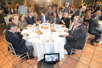 Francisco Javier Vázquez Requero (Mesa Cortes, Vicepresidente Primero de las Cortes de CYL), Conrado Íscar Ordóñez (Presidente Diputación de Valladolid), María González Corral (Consejería de Movilidad y Transformación Digital), José María Eiros (Director Centro Nacional de la Gripe), Alfonso Fernández Mañueco (Presidente JCYL), Adriana Ulibarri Fernández (Consejera- Delegada Edigrup), María Isabel Blanco Llamas (JCYL-Consejería de Familia e Igualdad de Oportunidades), Rosa Urbón Izquierdo (Delegada Especial Cruz Roja Valladolid), Alejandro Vázquez (JCYL- Consejero de Sanidad).  Club de Prensa El Mundo. Conversaciones políticas con Jesús Julio Carnero. - JUAN MIGUEL LOSTAU
