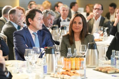 Alfonso Fernando Fernández Mañueco, presidente de la Junta de Castilla y León y Adriana Ulibarri Fernández (Consejera- Delegada Edigrup). Club de Prensa El Mundo. Conversaciones políticas con Jesús Julio Carnero. - JUAN MIGUEL LOSTAU