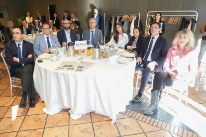 José María Valentín Gamazo (Presidente VRAC),  Cayetano Cifuentes (Presidente Club Deportivo Balonmano Aula Cultural), Román Cid de Rivera (Director de Desarrollo Digital Edigrup Media), José Aurelio Alonso Revuelta (Director Financiero RTVCYL), Blanca Jiménez Cuadrillero,  Silvia Tomilla Alonso, Gonzalo Cebrián Ruíz (Director de Banca de Instituciones Caixabank), Nieves Luquero  (Dpto Publicidad El Mundo CYL). Club de Prensa El Mundo. Conversaciones políticas con Jesús Julio Carnero. - JUAN MIGUEL LOSTAU