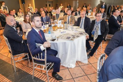 Rodrigo Nieto García (Ayuntamiento de Valladolid), Raúl Elvira Fernández (Presidente del Consejo Regional de Colegios de Secretarios, Interventores y Tesoreros de la Administración Local), Sonia Martín (JCY-Consejería de Sanidad), Augusto Cobos (JCYL-Consejería de Economía y Hacienda), Francisco Blanco Alonso (Ayuntamiento de Valladolid), José Antonio Martínez Bermejo (JCYL), Narciso Prieto Martín (Caja Rural de Zamora). Club de Prensa El Mundo. Conversaciones políticas con Jesús Julio Carnero. - JUAN MIGUEL LOSTAU