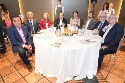 David Vallejo, José Modesto Pérez Hernanz (RENFE),María Ruth Andérez Alonso, José Antonio Lobato del Val, Sara Gil (Dpto Comercial El Mundo Diario de Valladolid),   Ignacio Pereda (Director de RRHH y Desarrollo de Negocio, Grupo CMD Salud), Agustín Tapia Gancedo (Dirección de Área Grandes Cuentas Mutua Universal), Miguel Ángel González Chao (Consultor, MCVA Iniciativas Empresariales). Club de Prensa El Mundo. Conversaciones políticas con Jesús Julio Carnero. - JUAN MIGUEL LOSTAU