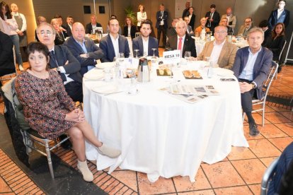 Ana Isabel Pérez (Directora General ASPAYM Castilla y León), José Antonio Salvador Insúa (Decano Facultad de Comercio UVa), Jaime Fernández de la Fuente (Presidente Asociación Provincial de Empresarios de Hostelería de Valladolid),  César López Pérez (Alcalde Ayuntamiento de Serrada), Roberto Migallón (alcalde de Zaratán), Sebastián Nogales (Presidente Asociación de Víctimas del Terrorismo de Castilla y León), Félix Colsa Bueno (Asesor Gabinete Presidente, de la JCYL), José Luis Almudí Alegre (Presidente Ilustre Colegio Oficial de Médicos de Valladolid). Club de Prensa El Mundo. Conversaciones políticas con Jesús Julio Carnero. - JUAN MIGUEL LOSTAU