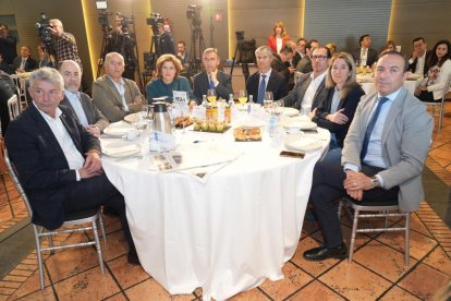 Sarbelio Fernández (Alcalde Arroyo de la Encomienda), Jesús Posadas (Director General de ACOR), Miguel Ángel García (Procurador Cortes CyL), Paloma Vallejo (Procuradora Cortes CyL), Santiago Fernández (JCYL- Secretario General de Presidencia), Ángel Mª Marinero (JCYL- Secretario General de Medio Ambiente), Ismael Pérez (Delegado en CyL de la ONCE), Irene Nuñez (Portavoz PP en el Ayto Valladolid), Víctor Alonso Monge (Vicepresidente de la Diputación de Valladolid). Club de Prensa El Mundo. Conversaciones políticas con Jesús Julio Carnero. - JUAN MIGUEL LOSTAU
