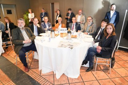 Francisco Temprano Pascual (Director de Producción Propia de RTVCYL), José María Sánchez (Iberaval),  Ignacio Ramos, Ciriaco Rodriguez Medina, Jesús Francisco de Castro Cordova (Asociación de Familias Numerosas de Valladolid), Jesús García Galván (Consultor en Comunicación Pública y Empresarial ), César Martín (JCYL Presidencia), María Jesús García (Directora Financiera Edigrup Media),  Club de Prensa El Mundo. Conversaciones políticas con Jesús Julio Carnero. - JUAN MIGUEL LOSTAU