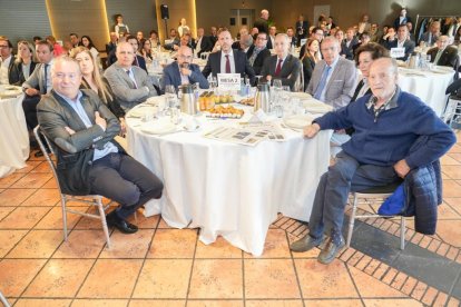 Donaciano Dujo Caminero (Presidente ASAJA Castilla y León), Raquel Alonso Hernández (Delegada Territorial de Valladolid JCYL), Jorge Llorente (JCYL-Viceconsejero de Transformación Digital),  Felipe Ramos López (Subdirector El Mundo Diario de Castilla y León), Héctor Palencia (Director de Gabinete, JCYL Presidencia),  Antonio Largo Cabrerizo (Rector UVa),  Rubén Rodríguez (Viceconsejero JCYL Consejería de Medio Ambiente, Vivienda y Ordenación del Territorio, Mercedes Cantalapiedra Álvarez (Senadora Grupo PP en el Senado de España),  Javier León de La Riva. Club de Prensa El Mundo. Conversaciones políticas con Jesús Julio Carnero. - JUAN MIGUEL LOSTAU