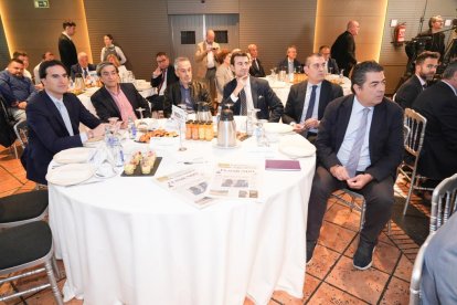 Guzmán Gómez (Alcalde de Medina del Campo), Agapito Hernández Negro (Diputación de Valladolid), Ángel de Propios Sáez (ASPAYM Castilla y León), David Esteban (Alcalde del Ayuntamiento de Medina de Rioseco), José Luis de la Fuente (Director comercial en RTVCYL), Alberto Gutiérrez Alberca (Concejal PP- Ayuntamiento de Valladolid). Club de Prensa El Mundo. Conversaciones políticas con Jesús Julio Carnero. - JUAN MIGUEL LOSTAU