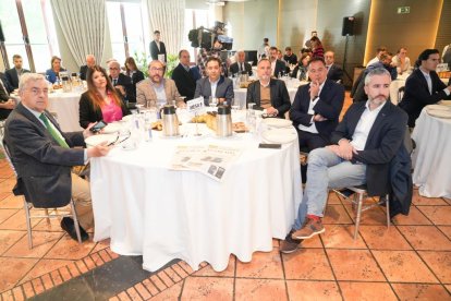 Juan Bautista López García (Colegio Oficial de Agrónomos de CYL y Cantabria), Raquel Gonzalez Caballero (Diputada Familia e Igualdad), Miguel Ángel Oliveira Rodriguez (Alcalde del Ayuntamiento de Tordesillas), Luis Miguel Muñumer García (Diputado Personal y R.I. de la Diputación de Valladolid), Juan Manuel Guimeráns (Gerente Sociedad Mixta para la Promoción del turismo de Valladolid), José Luis Domínguez Sanz (Director General ACOR), Rodrigo Molledo Díaz (Secretario Autonómico CSIF Castilla y León). Club de Prensa El Mundo. Conversaciones políticas con Jesús Julio Carnero. - JUAN MIGUEL LOSTAU