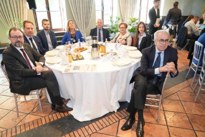 Javier Merino (Director Comercial Regional Castilla y León, Banco Sabadell), Fernando Ponzán (Director de Banca Privada de Castilla y León, Banco Sabadell), Ricardo H. Álvarez (Responsable Comunicación Aragón y CYL en Mercadona), Milagros Aguado (Gerente de FECOSVA), Teodolindo Chillón (Queserías Chillón), Acompañante Queserías Chillón, Carolina del Bosque Peón, César Gómez. Club de Prensa El Mundo. Conversaciones políticas con Jesús Julio Carnero. - JUAN MIGUEL LOSTAU