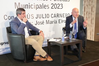 Pablo Lago (Director El Mundo Diario de Castilla y León) y el candidato del Partido Popular a la Alcaldía de Valladolid, Jesús Julio Carnero. Club de Prensa El Mundo. Conversaciones políticas con Jesús Julio Carnero. - JUAN MIGUEL LOSTAU