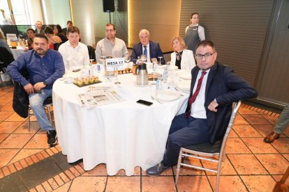 Eduardo Fernández Luengos (Responsable de Desarrollo de Negocio, PLUMTIC), Jaime Fernández Cuadrado (Responsable Técnico de Proyectos, PLUMTIC),  Eduardo Bustillo (Socio/ Consultor GEOCYL Consultoría SL), Atilano Ingelmo Martín (Gerente Rubi 5), Beatriz Diéguez Orihuela (ASPAYM Castilla y León), Luis Miguel Torres (Director Agencia ICAL).  Club de Prensa El Mundo. Conversaciones políticas con Jesús Julio Carnero. - JUAN MIGUEL LOSTAU