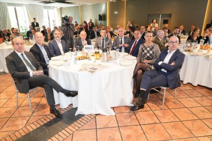 Cipriano García (Director General Caja Rural de Zamora), Miguel Calvo (Delegado Castilla y León, Iberdrola), Benjamin Castro Martínez (Presidente CSIF CYL), Víctor Caramanzana Rey (Presidente Cámara de Comercio Valladolid),  Julio López Revuelta (Director de Comunicación JCYL Presidencia), José Antonio Arias Aguirrezabala (Gerente El Mundo Diario de Castilla y León),  José Miguel De Elías Hernández (Viceconsejero de RRII y Adm. Local, JCYL Consejería de Presidencia), Ángela De Miguel (Presidenta CEOE Valladolid), Pedro Pisonero Pérez (Director General Iberaval S.G.R). Club de Prensa El Mundo. Conversaciones políticas con Jesús Julio Carnero. - JUAN MIGUEL LOSTAU