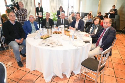 Alejandro García Pellitero (Presidente AVADECO)
Antonio Rodríguez García (Presidente Asociación de Empresarios del Polígono de San Cristóbal), Saturnino Fernández (Secretario de Políticas Públicas y Diálogo Social CCOO CYL), Fernando Pérez Martínez (Presidente Asociación Vallisoletana de Empresas de Informática), Alejandro Santos Sáez (Director Castilla y León APD),  Carmen Garrido Negrete (Presidenta Asociación de Familias Numerosas de Valladolid), Rafael Álvarez Palla (Decano Colegio Ingenieros Técnicos Industriales de Valladolid)

. Club de Prensa El Mundo. Conversaciones políticas con Jesús Julio Carnero. - JUAN MIGUEL LOSTAU