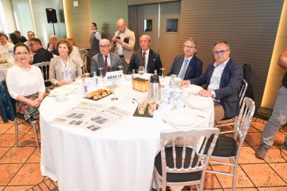 Sara Martínez Rubio, Mayte Martínez, F. Javier Cantalapiedra Álvarez (Secretario Ayuntamiento de Simancas), Fernando Cantalapiedra Álvarez (Cantalapiedra Abogados), Rafael Tortuero Martín (Director Territorial en CYL y La Rioja, IBERMUTUA), Florencio Carrera Castro (Director de La 8 Valladolid). Club de Prensa El Mundo. Conversaciones políticas con Jesús Julio Carnero. - JUAN MIGUEL LOSTAU