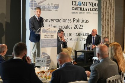 José María Eiros (Director Centro Nacional de la Gripe), Pablo Lago (Director El Mundo Diario de Castilla y León) y El candidato del Partido Popular a la Alcaldía de Valladolid, Jesús Julio Carnero. Club de Prensa El Mundo. Conversaciones políticas con Jesús Julio Carnero. - JUAN MIGUEL LOSTAU.