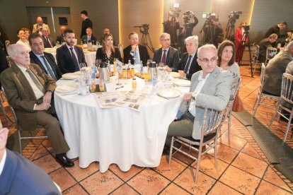 José Ramón Perán González (Centro Tecnológico CARTIF), Salvador Cruz (Solaria Energía), David García (rector de la UEMC), Irene Muñoz Vicente (Consejería de Presidencia, JCYL), Fernando Rubio Ballestero (Consejería de Presidencia, JCYL), Eduardo Cabanillas (director general de Atención Ciudadados de la JCYL-Presidencia), Indalecio Escudero (Consejería de Presidencia, JCYL). Mª José San Roman (Presidenta CSIF Valladolid), David Amo Rojo (responsable comunicación CSIF Valladolid).Club de Prensa El Mundo. Conversaciones políticas con Jesús Julio Carnero. - JUAN MIGUEL LOSTAU.