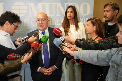 El candidato del Partido Popular a la Alcaldía de Valladolid, Jesús Julio Carnero. Club de Prensa El Mundo. Conversaciones políticas con Jesús Julio Carnero. - JUAN MIGUEL LOSTAU