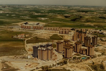 Bloques en el cruce de las actuales calles de Federico Landrove Moiño y Eusebio González Suárez en Parquesol en 1984. Al fondo a la derecha asoma la calle Adolfo Miaja de la Muela.- ARCHIVO MUNICIPAL DE VALLADOLID