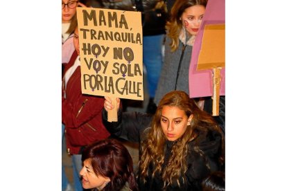 ‘No voy sola’ reza un cartel. PABLO REQUEJO