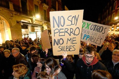 Más pancartas piden respeto hacia la mujer. PABLO REQUEJO
