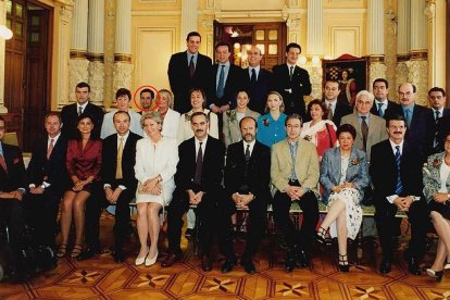 Vélez, tercero por la izquierda en la segunda fila, en la foto de familia de la Corporación de 1999, con León de la Riva, Velasco y Anta en el centro. -ARCHIVO MUNICIPAL