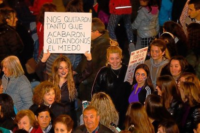 Una de las manifestantes sostiene una pancarta en apoyo por los derechos de la mujer. PABLO REQUEJO