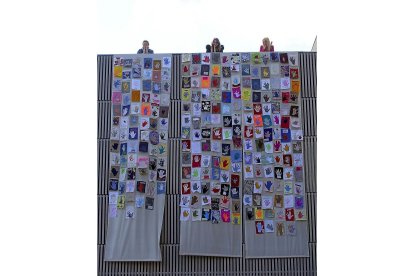 UNA ‘SEÑORA’ OBRA. Un grupo de 227 mujeres con malestar psíquico, colaboradoras y profesionales de la Fundación Intras, elaboraron una obra artística colectiva, que utiliza un soporte textil. La obra se presentó ayer coincidiendo con el Día Internacional de la Mujer. ICAL