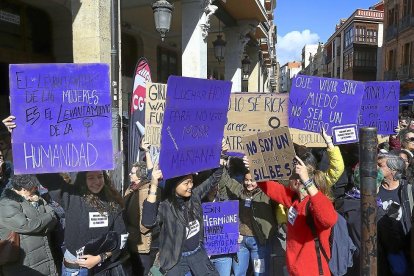 PALENCIA. Varias jóvenes elevan sus pancartas en la calle Mayor. ICAL