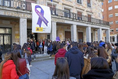 ZAMORA. Un cartel con un lazo morado colgado en la subdelegación . ICAL