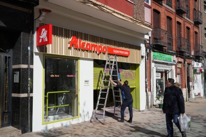 Supermercado Alcampo en la Plaza San Juan.- J.M.LOSTAU