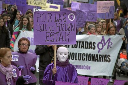 LEÓN. Una de las manifestantes alza una pancarta durante la huelga . ICAL