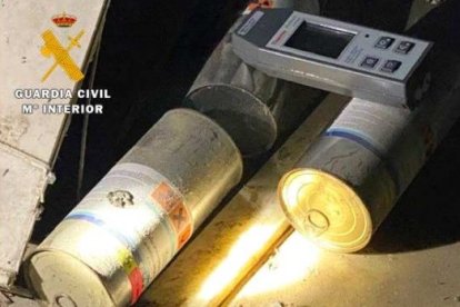 Imagen de los botes radioactivos localizados en Boecillo. E.M.