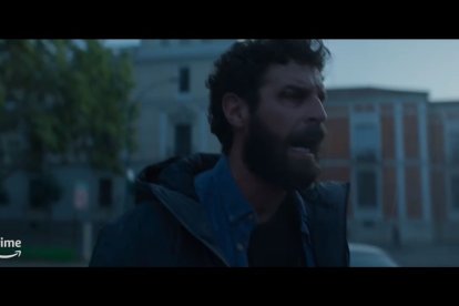 Escena de 'Memento Mori' en la plaza San Pablo, con el Palacio Real al fondo. -PRIME VIDEO