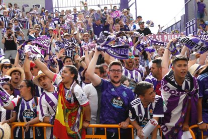 Afición antes de la llegada a Zorrilla. / LOSTAU
