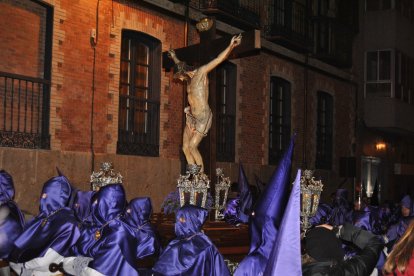 5 de abril - Procesión de la Perenigración del Consuelo con el paso 'Santísimo Cristo del Consuelo'. -GOOGLE