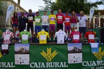 Podio de la Vuelta Ciclista Júnior tras la segunda etapa. / Ángel Gómez