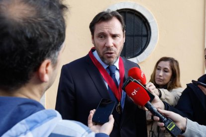 El alcalde Óscar Puente en el cementerio de El Carmen en el Día de Todos los Santos. - LOSTAU