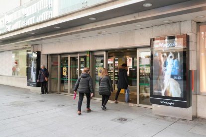 Último día de El Corte Inglés de la calle Constitución de Valladolid. -J.M. LOSTAU