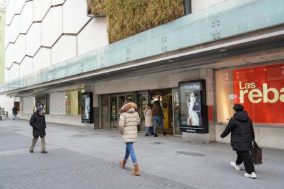 Último día de El Corte Inglés de la calle Constitución de Valladolid. -J.M. LOSTAU