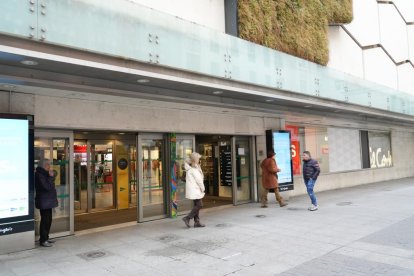 Último día de El Corte Inglés de la calle Constitución de Valladolid. -J.M. LOSTAU