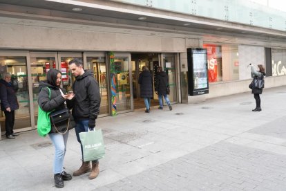 Último día de El Corte Inglés de la calle Constitución de Valladolid. -J.M. LOSTAU