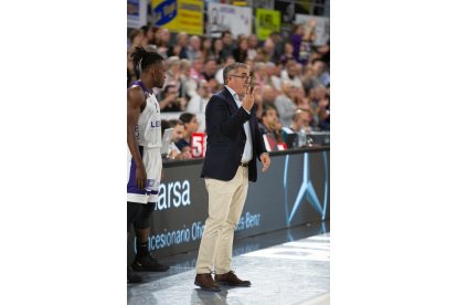 Paco García da indicaciones en el Zunder Palencia - UEMC Real Valladolid Baloncesto. / LOF