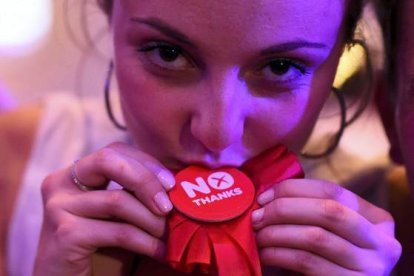 Una chica, seguidora del 'no', besa una chapa. DYLAN MARTINEZ | REUTERS