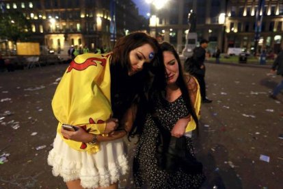 Seguidoras del 'Yes', tristes por la derrota. CATHAL MCNAUGHTON | REUTERS